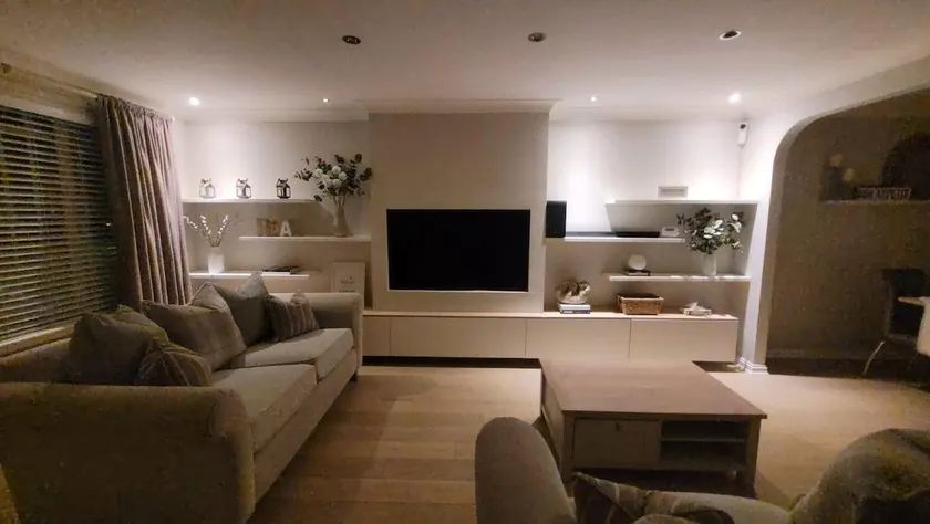 Stylish, Modern 3 bedroom house, free parking x 2 - Image 1