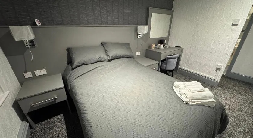 Waverley Beach Hotel - Image 1