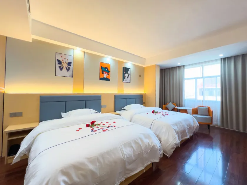 Platinum Hotel - Image 1