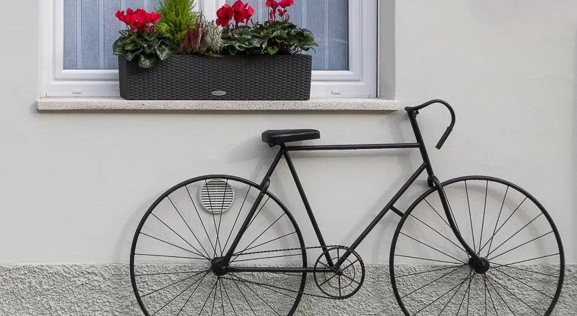 ZONA 30 Bike Guesthouse - Image 1