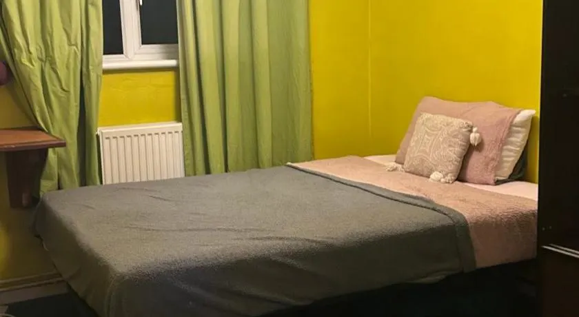 Guest room in flat second floor - Image 1