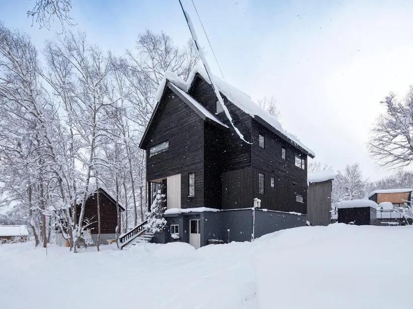 Shousugi 4-Bedroom Chalet with Private Sauna & Mountain Vistas - Image 1