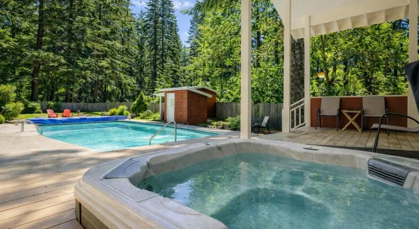 Maple Leaf Lodge by NW Comfy Cabins - Image 1