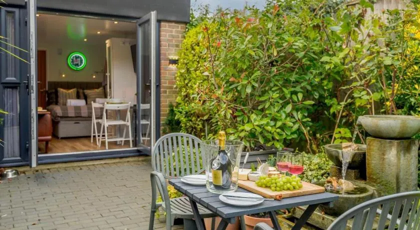 1 Bed in Christchurch oc-90444 - Image 1