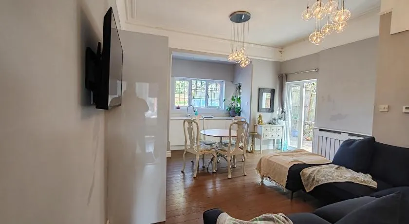Easy too stay Molyneux Park road - Image 1