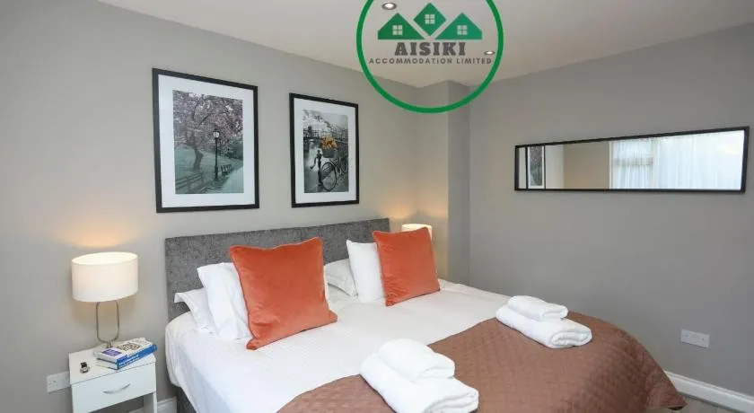 Aisiki Stays Apartments at Hillingdon, 3-Bedroom & 2-Bathroom, Pet-Friendly House with Garden, King or Twin Beds with Free WiFi and Parking Space - Image 1