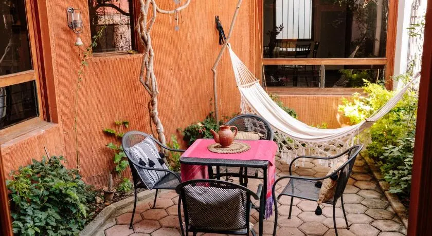 Luminosa casa en barrio famoso - Image 1