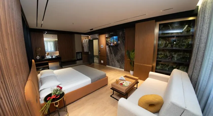 Hotel Monopoly - Image 1