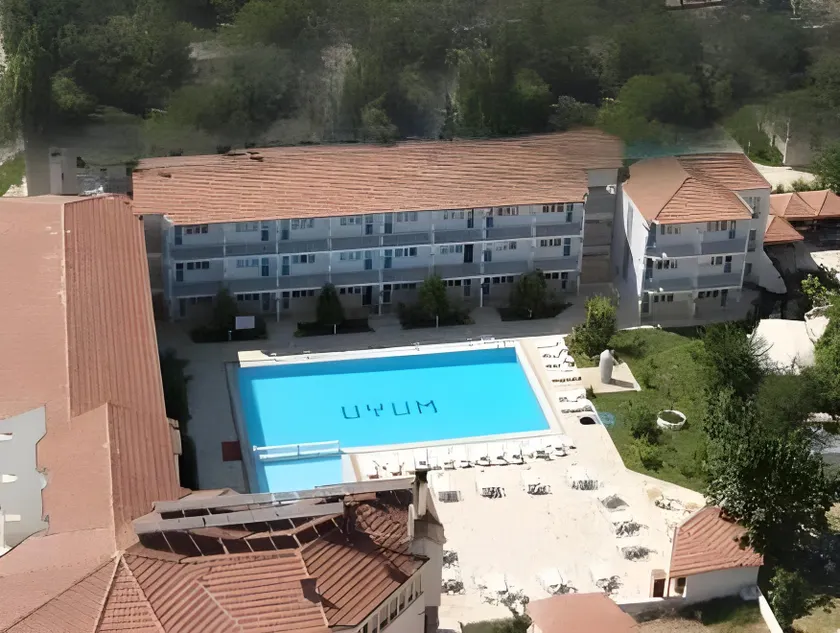 Uyum Hotel - Image 1