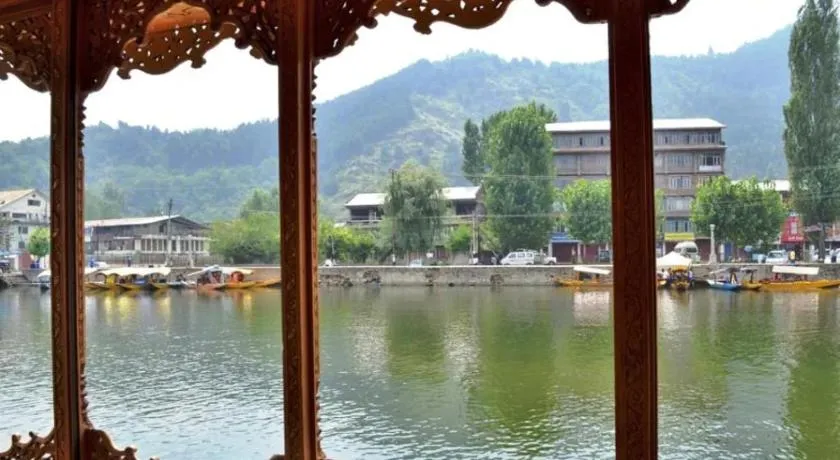 T luxury Heritage houseboat - Image 1
