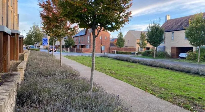 Homely, Cosy & Contemporary 4 BDR house with Garden & Parking 5 mins drive to Addenbrookes & Papworth hospitals & Bio Medical campus - Image 1
