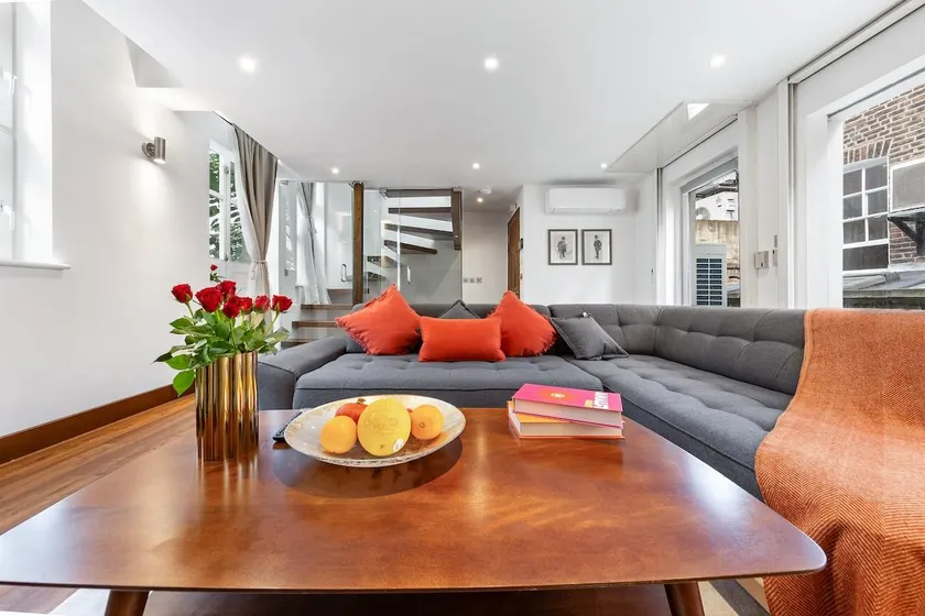Elegant Mews Retreat by Harrods - Image 1