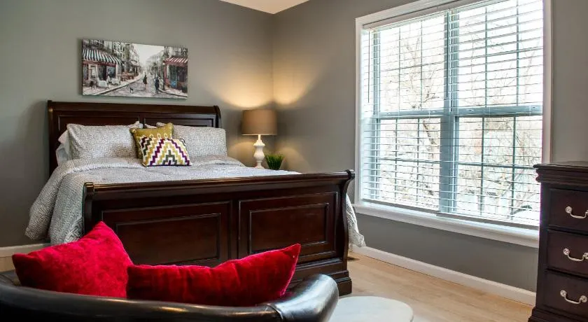 Cozy condo with yard and patio. Long-stay discount available - Image 1