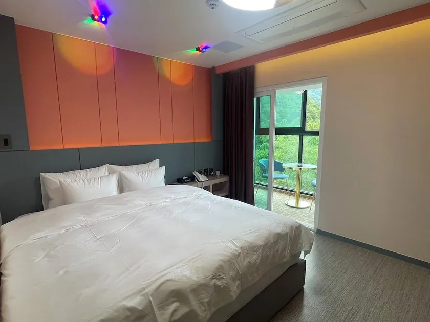 peach motel - Image 1