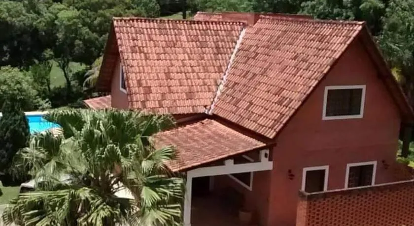 Linda casa em condomínio ecológico de alto padrão a 1h de SP, Terreno de 1500m2 com amplo gramado e piscina, WiFi para Home Office, Área gourmet com churrasqueira, forno de pizza e lareira aconchegante - Image 1