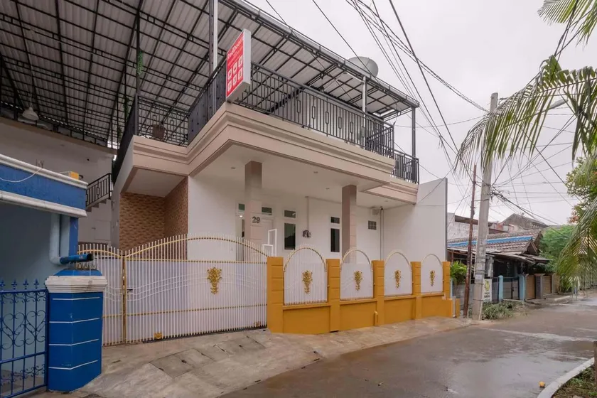RedDoorz Syariah near Summarecon Mall Bekasi - Image 1