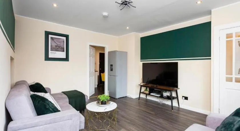The Urban Nest - Vibrant 3 Bed Home with Garden - Image 1
