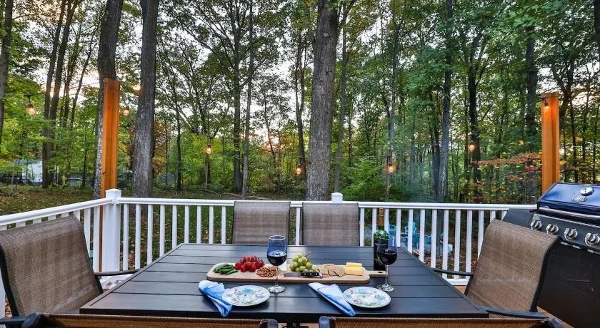 FirepitBBQHot TubKingFull KitchenSmartTVPets - Image 1