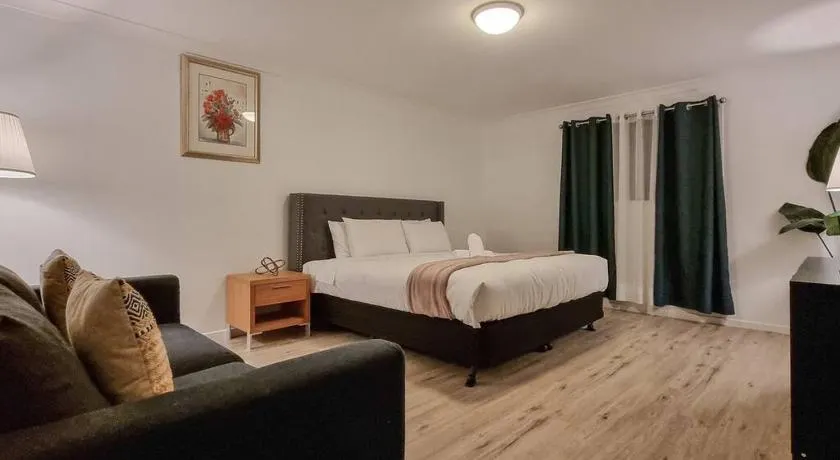 Wishart 1Bed 1Bath Tiny, Quiet House w Parking M15 - Image 1