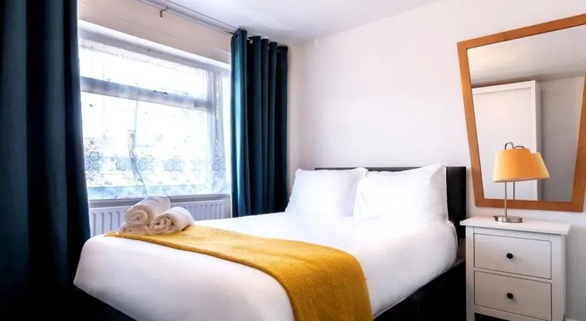 Home in Reading Berkshire - for Contractors & Families with Free Parking & WiFi - Image 1