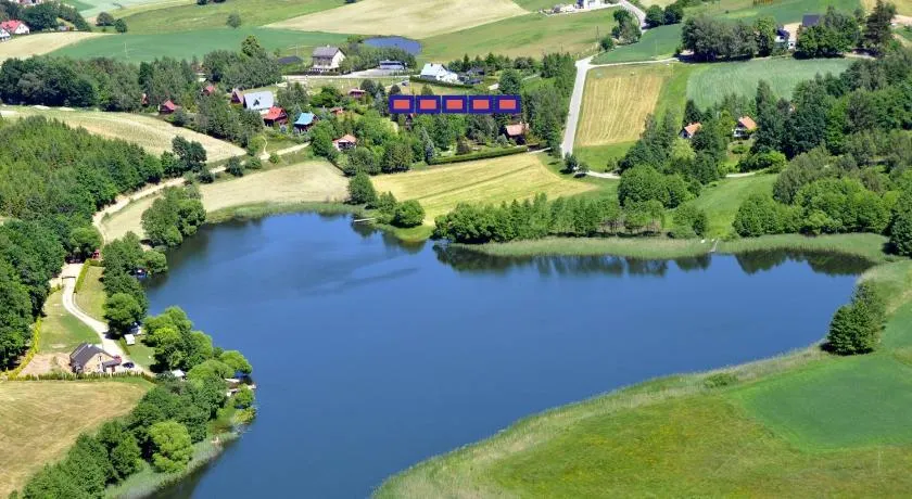 Dom z widokiem na jezioro i domek nad jeziorem - Image 1