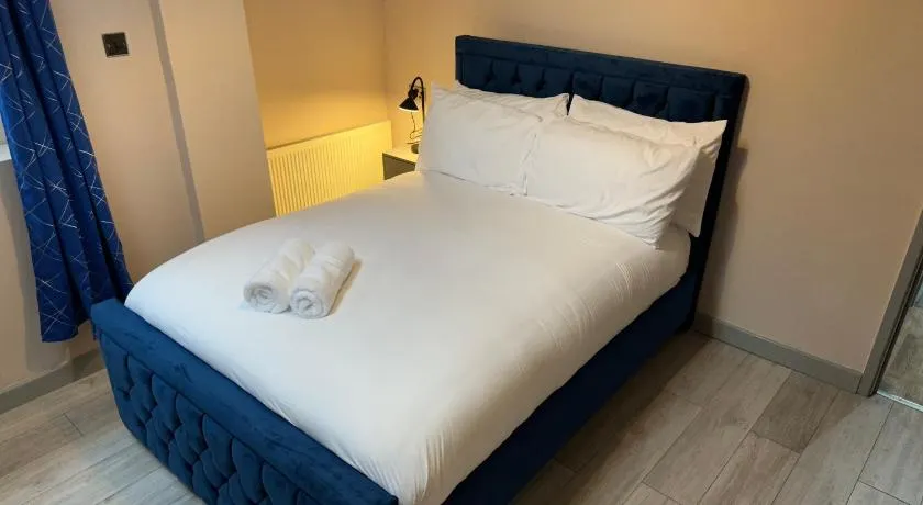 One Bedroom Apartment in Walsall Sleeps 4 FREE WIFI By Villazu - Image 1