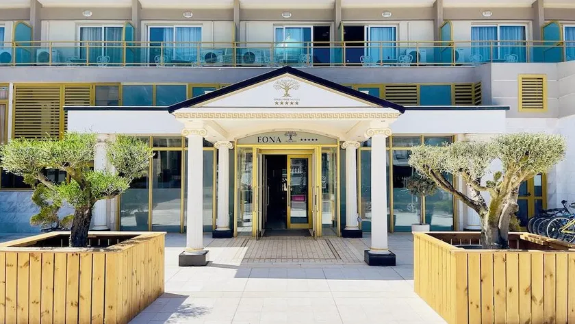 Santa Beach Hotel - Image 1