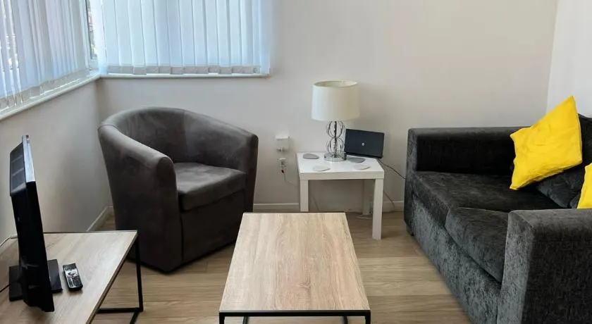 Walnut Apartments - Image 1