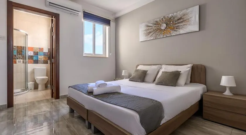 F11 Room 1, Private double room with private bathroom in shared Flat - Image 1