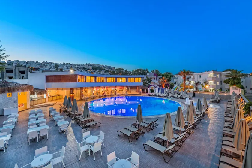 Bendis Beach Hotel - Image 1