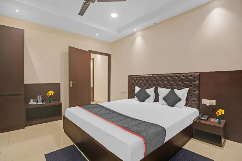 Super Townhouse Centre Point Inn Near Esplanade Metro Station - Image 1