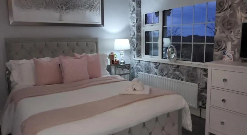 Dernvale House - Double Room - sleeps 2 - Image 1