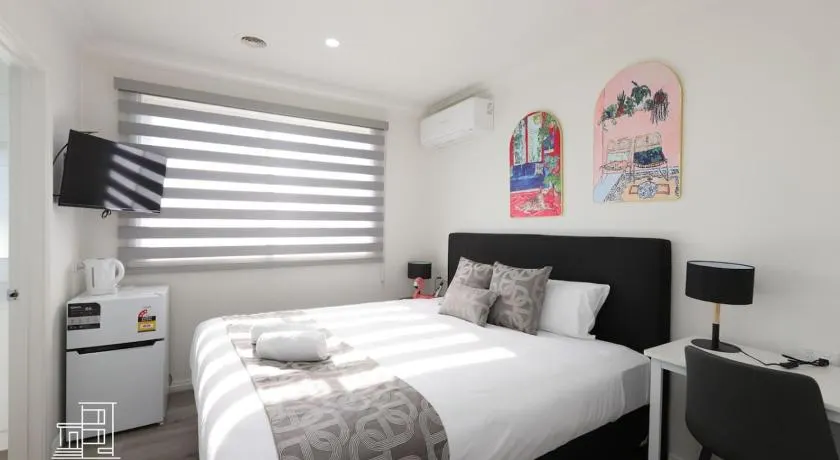 206 Modern King BR with Fast WiFi - Brunswick East - 30 Percent OFF - Image 1