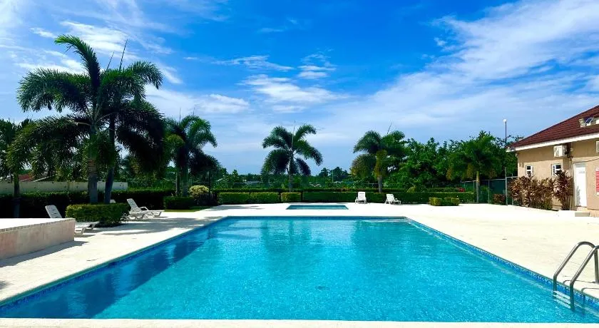 Dell's Exotic Haven, 2 bedrooms, 2 baths, pool, gym - Image 1