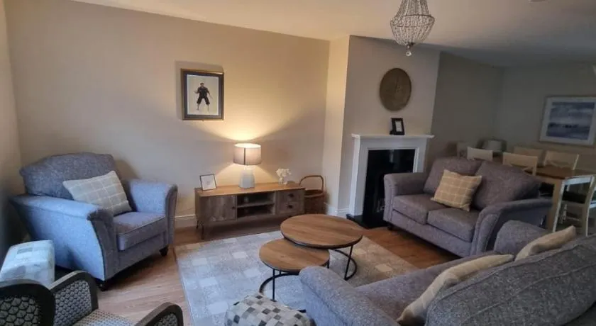 4 Castle Court - Image 1