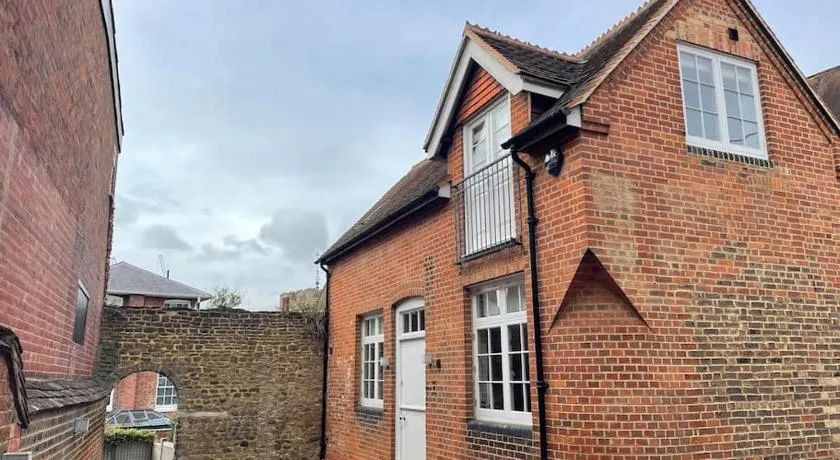 Charming & Cosy Town Centre Home with Parking - Image 1