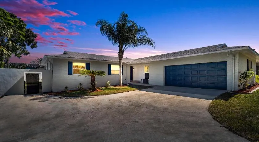 Relax in Lakeland Home, Swim, Pool, Arcade LegoLand, Disney, Bush Garden - Image 1