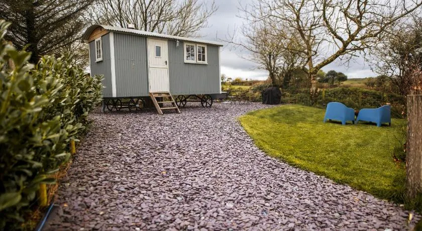Luxury Shepherd's Hut on Meadow with Outdoor Bath in Mid Cornwall - Image 1