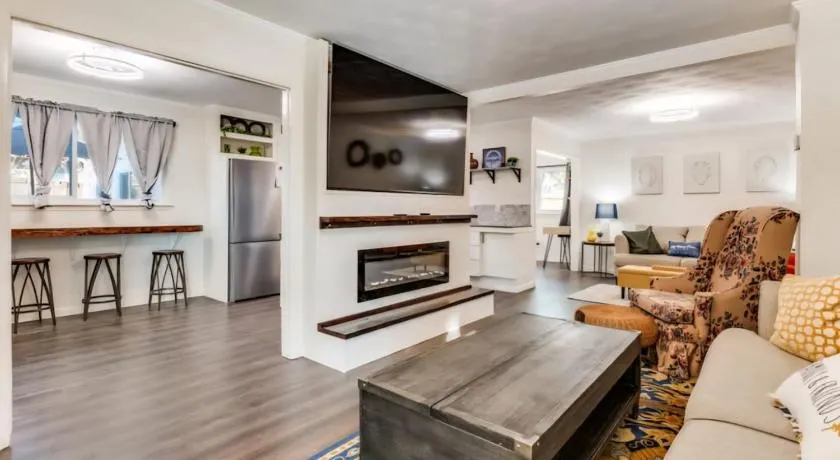 Pet Friendly Home with Hot Tub - Sleeps 8 - Image 1
