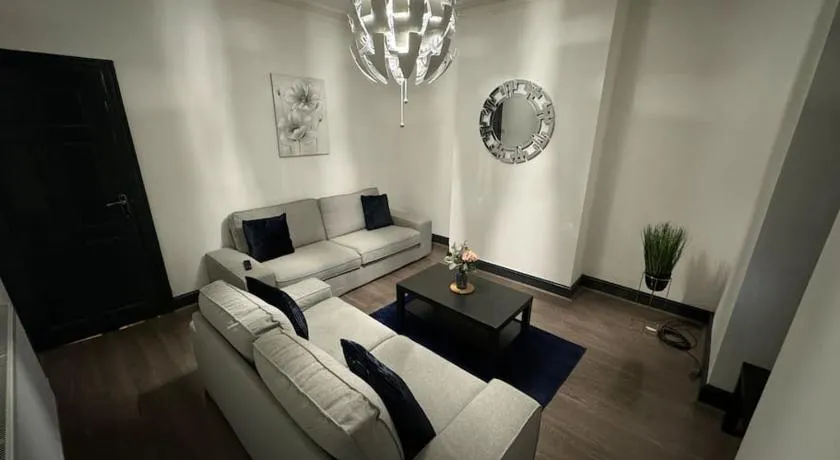 Contractors, Groups 4xBedRooms 5xDouble Beds, Close to City free parking sleeps x 10 WiFi ,Netflix,LGI Check Reviwz - Image 1
