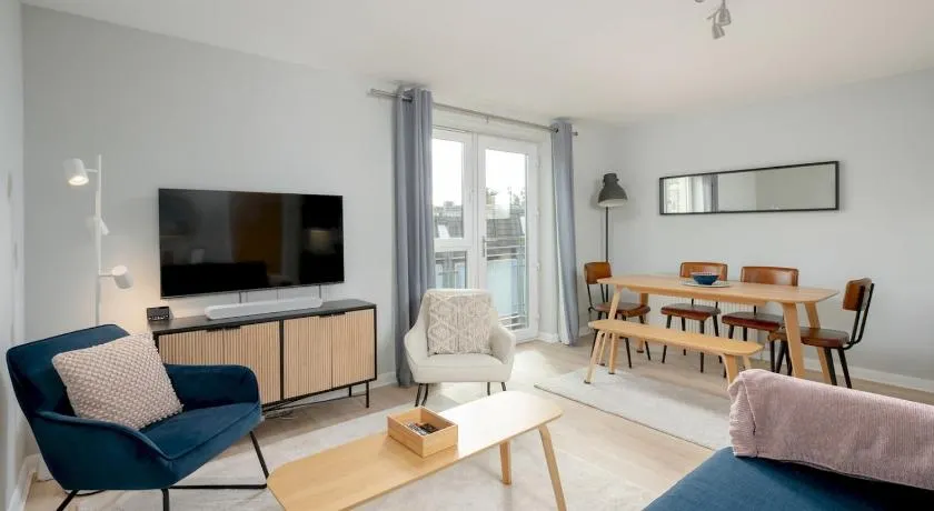 Pass the Keys Spacious Bright Modern Edinburgh City Flat - Image 1