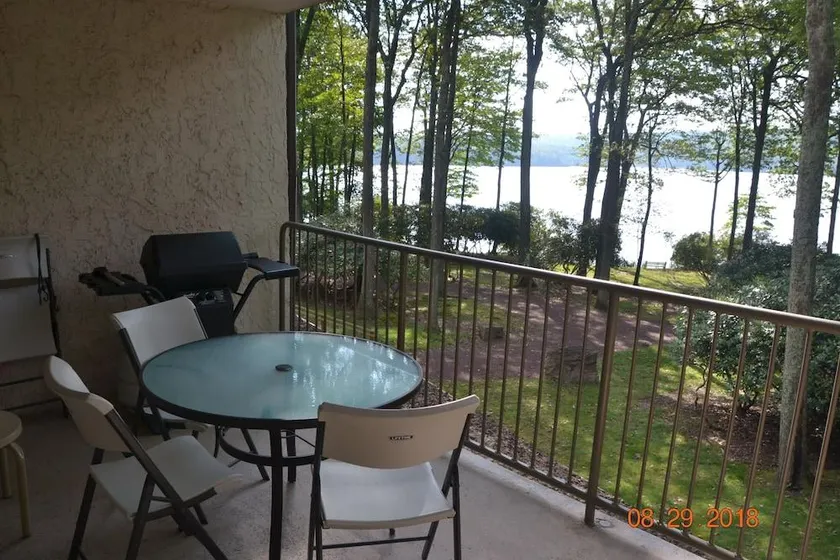 Cozy Pocono Mountain Escape - Image 1