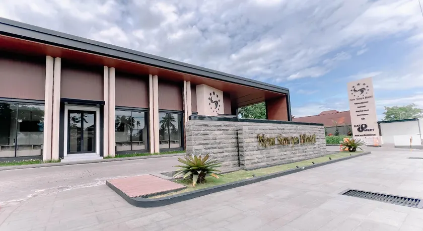 New Surya Hotel - Image 1