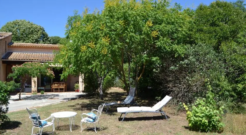 Maison rénovée avec terrasse privative et jardin au centre de Gemenos - Image 1