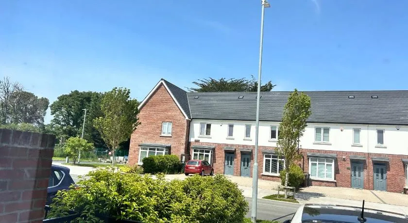 Large double room with a private bathroom in a quiet neighbourhood - Image 1