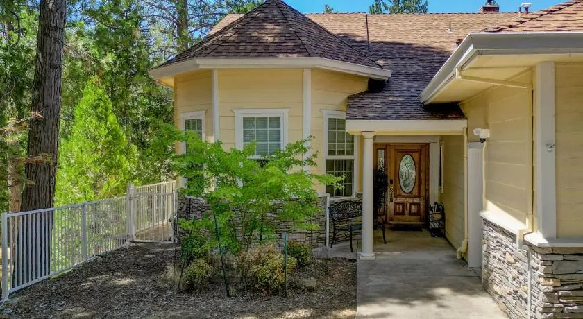 Yosemite-bound, Fun at the lake, Spacious & stylish 6 Bdr home with game room - Image 1