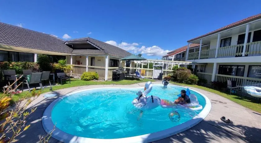 Summit Motor Lodge - Image 1
