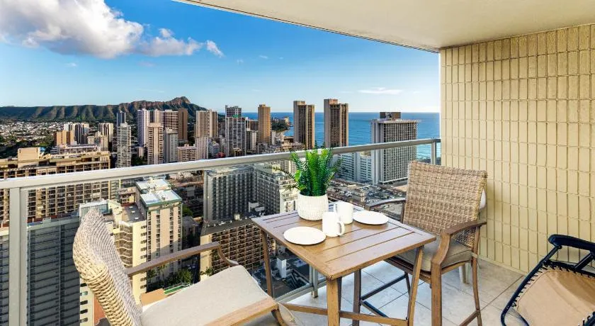 Ocean & Diamond Head View Studio at Waikiki - Image 1