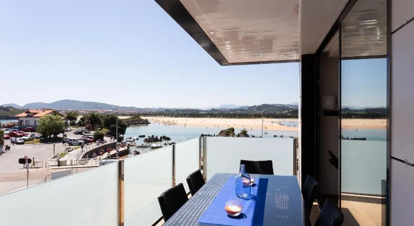 Apartamentos Playa De Los Barcos - Image 1