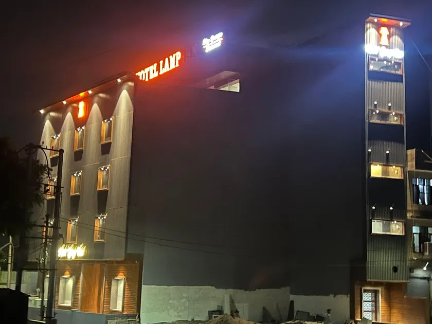 HOTEL LAMP INN - Image 1
